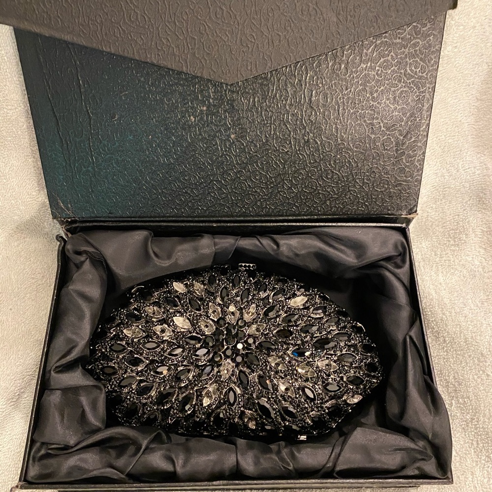 Black Vintage female pursePurse is in fair to good condition depending on buyer